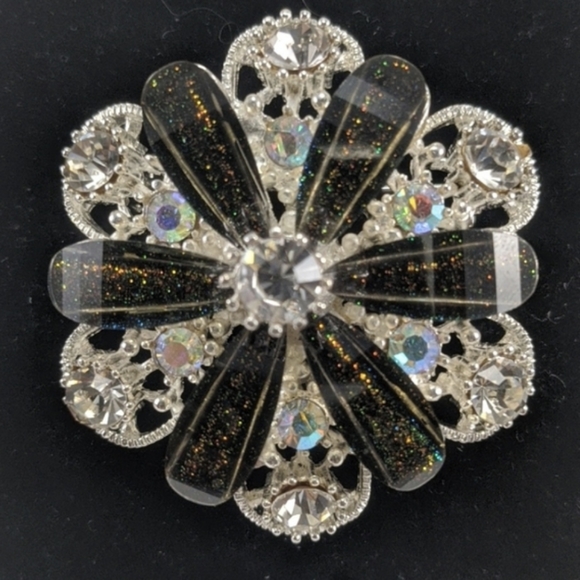 🇨🇦 Diamanté and Shimmering Glass Brooch - Picture 3 of 7